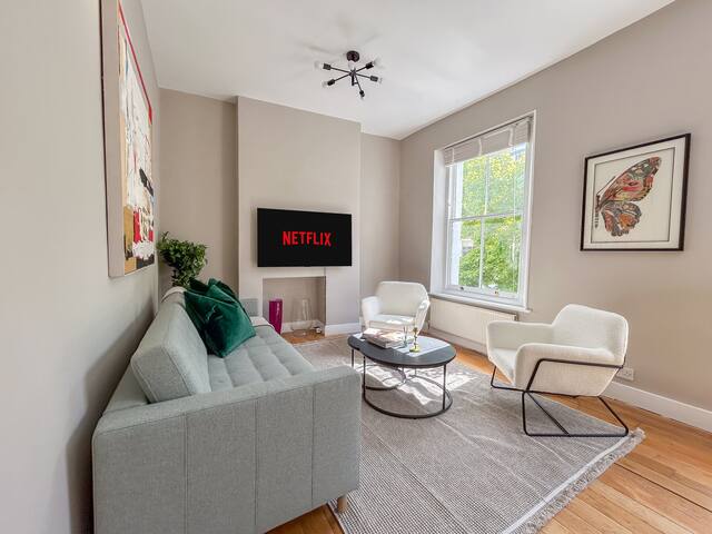 Stylish 2 bed flat on this iconic road gallery image 2