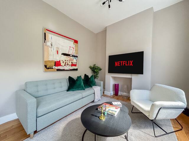 Stylish 2 bed flat on this iconic road gallery image 3