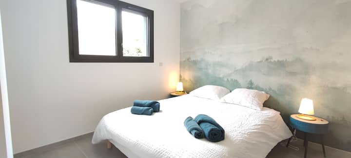 Спалня на приземния етаж със 160 х 200 легла, самостоятелна душ кабина и достатъчно място за съхранение