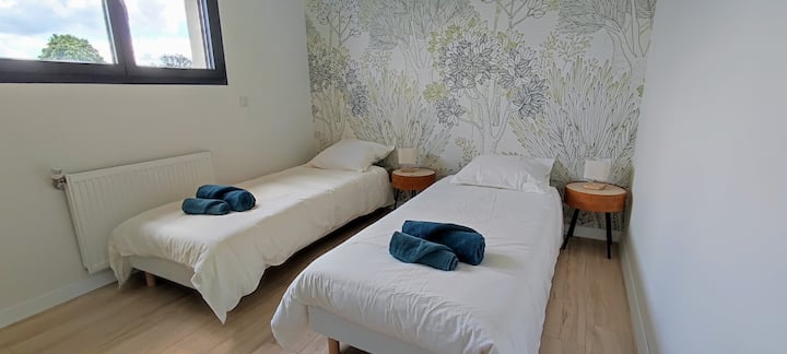 Трета спалня на горния етаж с 2 легла 80 х 200, които могат да бъдат поставени в голямо двойно легло 160 x 200. За престоя ви са осигурени чаршафи и кърпи.