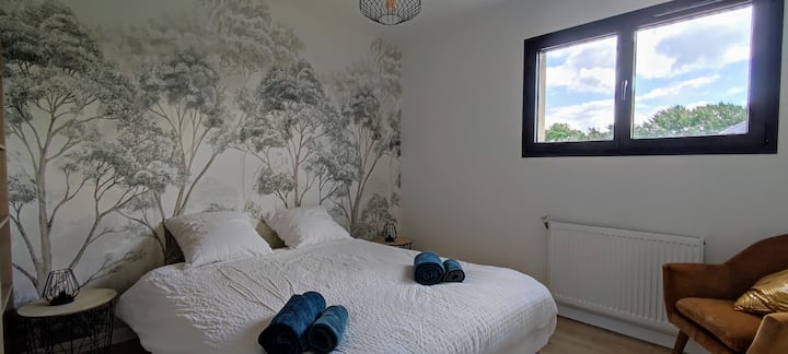 Първа спалня на горния етаж с двойно легло (160 х 200). За престоя ви са осигурени чаршафи и кърпи.