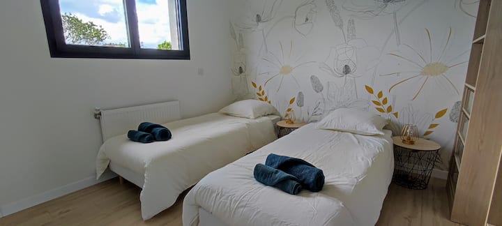 Втора спалня на горния етаж с 2 легла по 80 х 200, които могат да бъдат поставени в 1 легло 160 х 200.