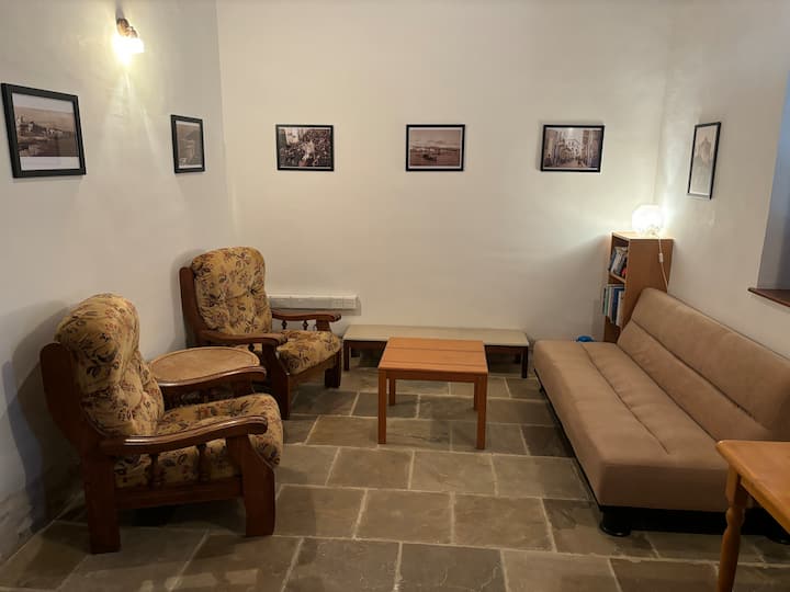 Calypso: Historic Village House - Епископи