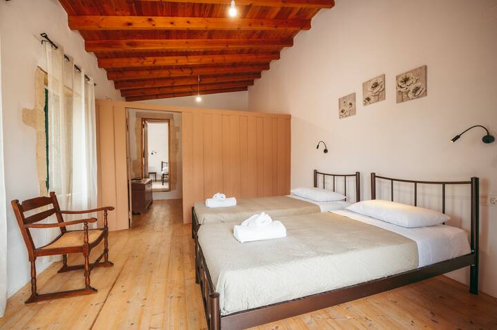 Vista al dormitorio, dos camas individuales.