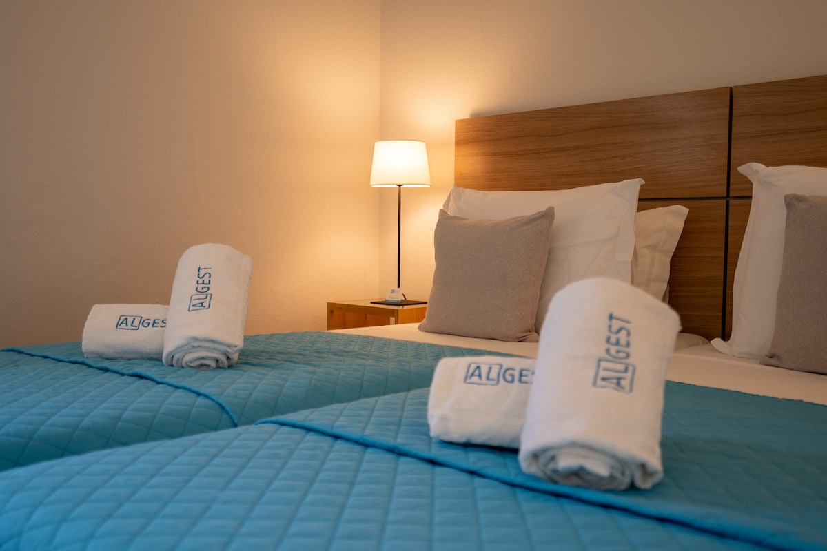 Cama doble en la habitación / Cama de casal no quarto