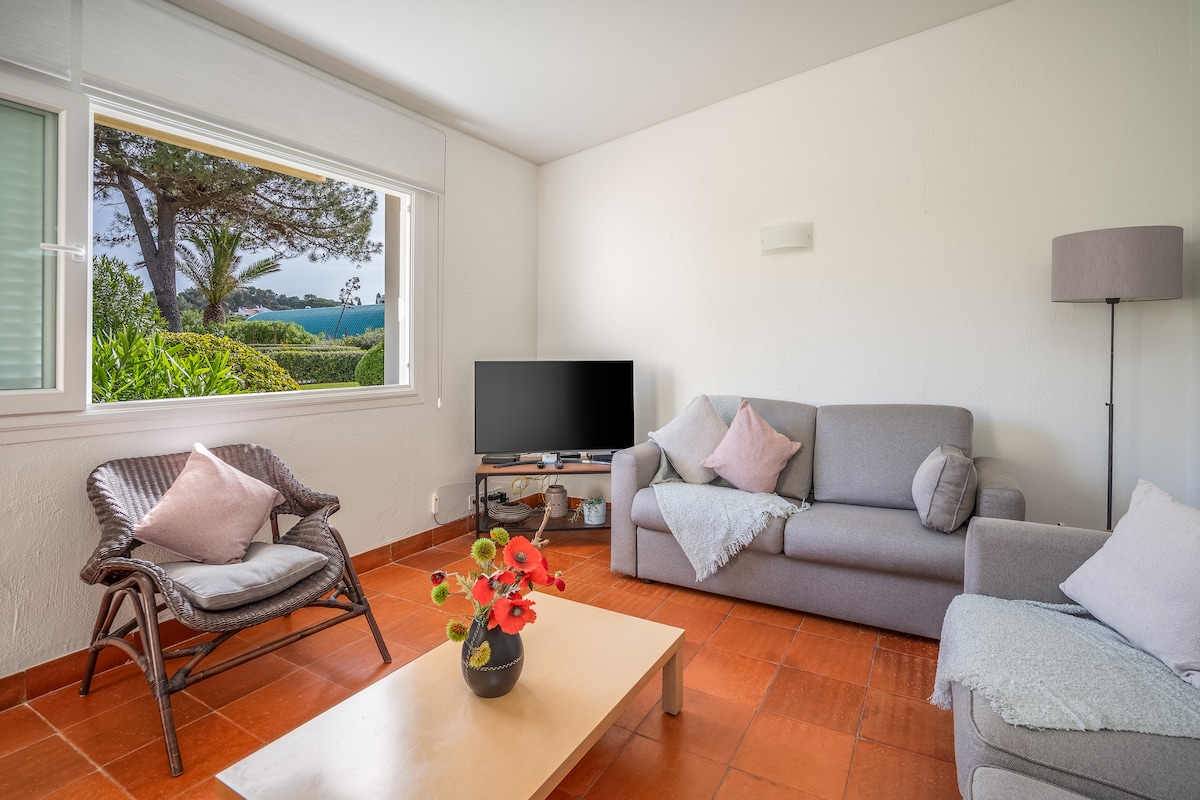 Sala de estar con sofá, televisión / Sala de estar con sofá, TV de pantalla plana