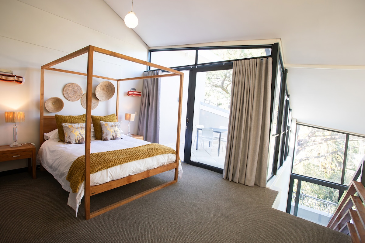เตียงโปสเตอร์ 4 หลังสุดหรู ระเบียงส่วนตัวของคุณเองนอกห้องนอนนี้ด้วย!
ห้องนอนนี้เป็นชั้นบนสุดห้องนอนสไตล์ลอฟท์เปิดโล่ง  พร้อมเครื่องปรับอากาศม่านทึบและห้องน้ำในตัว