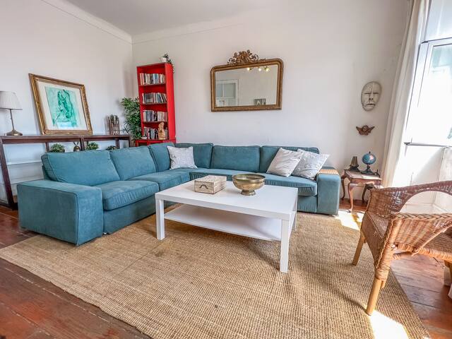 Charming 6 Bedroom Apartment w/ River View gallery image 3