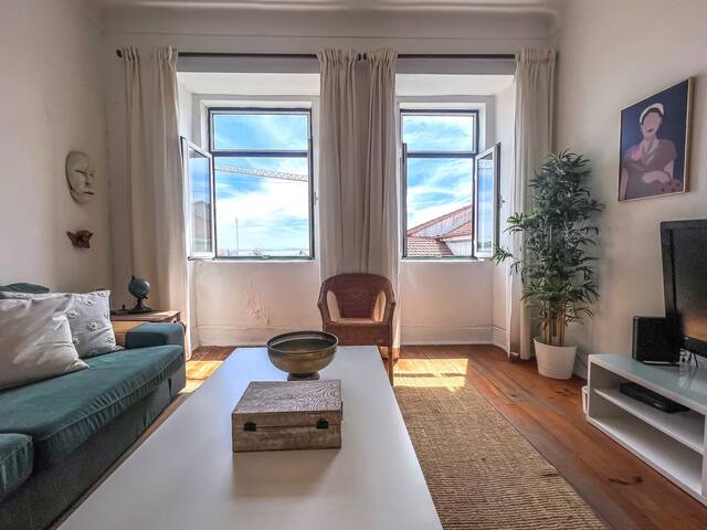 Charming 6 Bedroom Apartment w/ River View gallery image 4