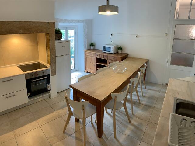 Charming 6 Bedroom Apartment w/ River View gallery image 5