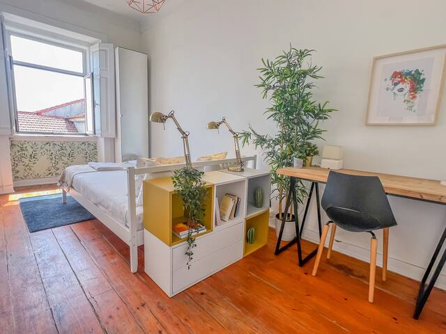 Charming 6 Bedroom Apartment w/ River View gallery image 2