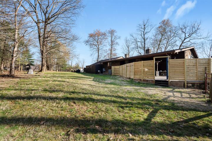 Asheville Farm Retreat, hot tub, King bed, firepit gallery image 4
