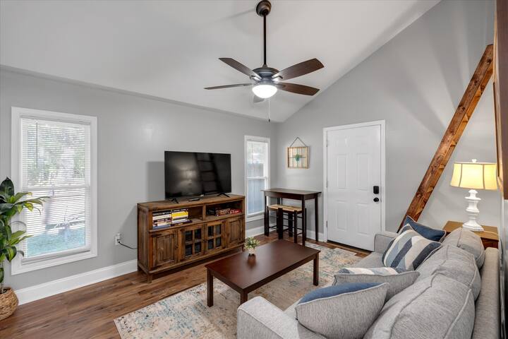 Asheville Farm Retreat, hot tub, King bed, firepit gallery image 3