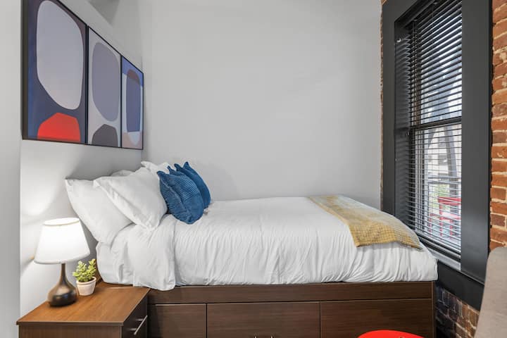 Луксузна спална соба со удобен кревет, елегантен декор и многу природна светлина за подмладувачки сон.