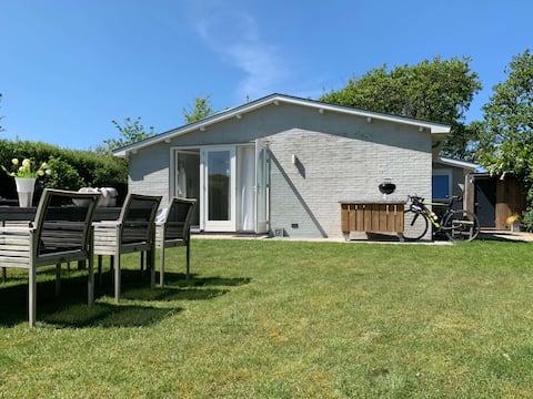 Detached holiday home, right by the sea