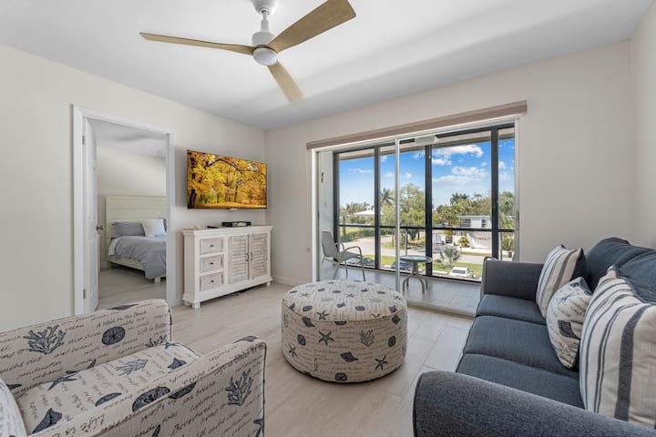 Მდინარისა და აუზის ხედი აივნიდან და მისაღები ოთახიდან.