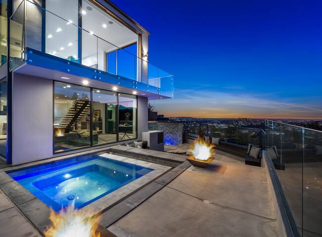 New 5 Bd Modern Sunset Strip Jetliner View Villa gallery image 4