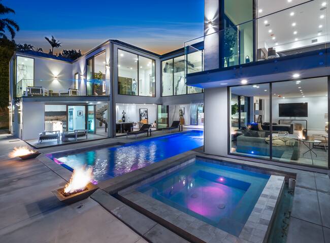 New 5 Bd Modern Sunset Strip Jetliner View Villa gallery image 5