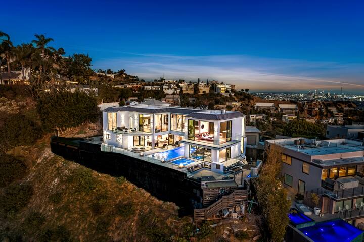 New 5 Bd Modern Sunset Strip Jetliner View Villa gallery image 2