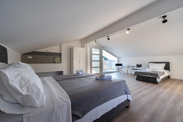 Prostrana i udobna potpuno nova spavaća soba s jednim bračnim krevetom i jednim bračnim krevetom, savršena za obitelji.