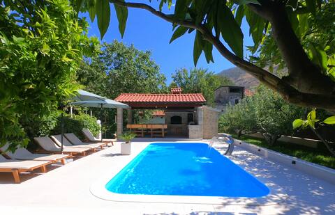 Amazing residence with NEW private pool,sauna,BBQ
