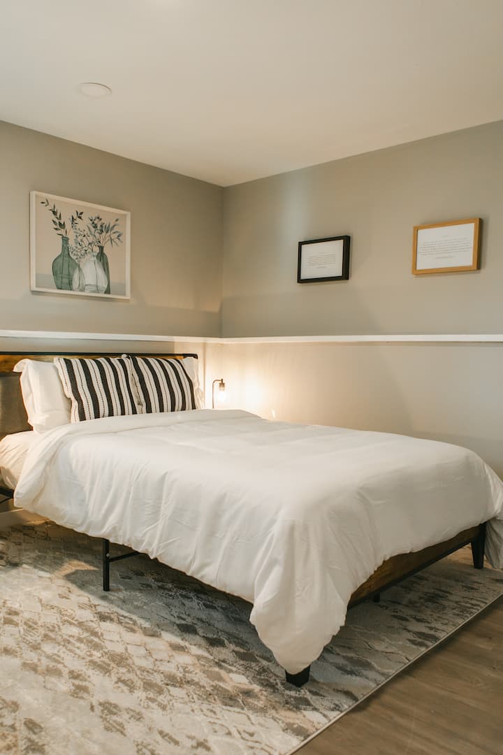 Спалня 4 има двойно легло, щора за затъмнение, закачалка за дрехи и огледало в цял ръст с монтиран телевизор. За ваше удобство във всяка стая има поставка за багаж. 