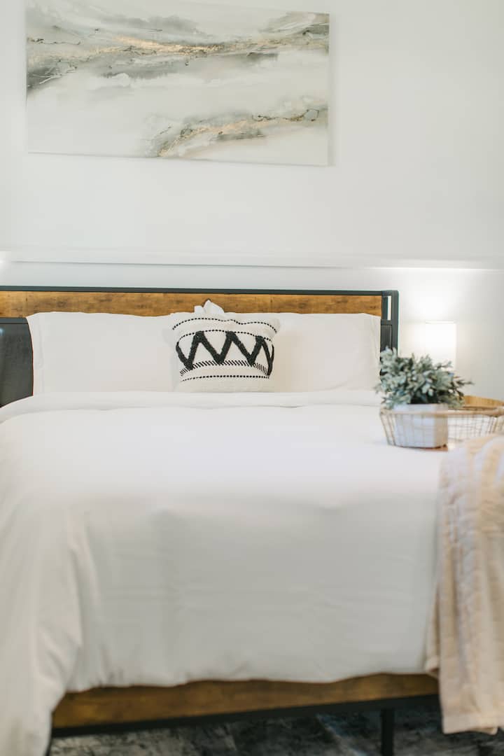 Спалня 2 има двойно легло, затъмняваща щора, закачалка за дрехи и огледало в цял ръст. Разполага и с малко кътче за четене с осигурени възглавници на пода. За ваше удобство във всяка стая има поставка за багаж. 