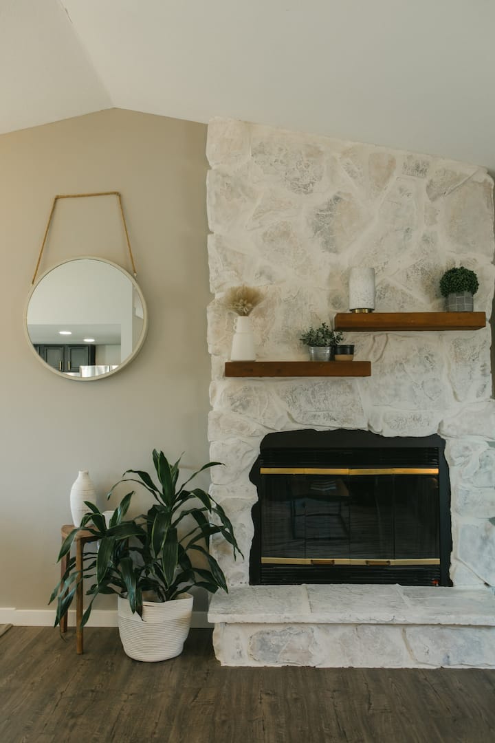 Hot Tub + Pet-friendly + Fire Pit +Great Location! - Wenatchee, WA