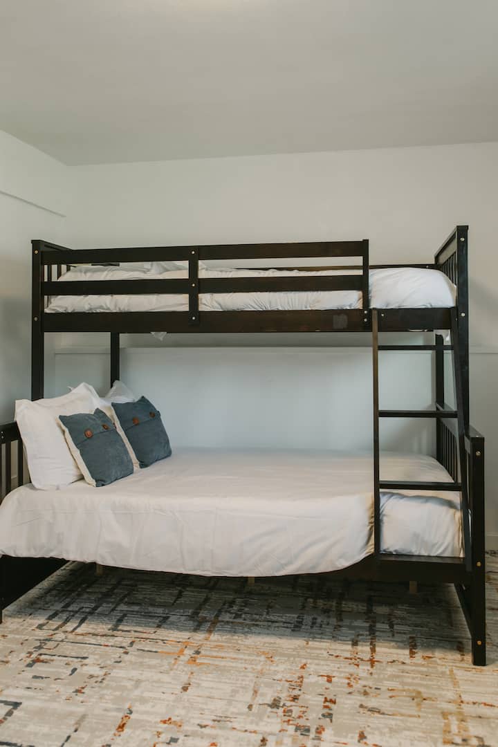 В спалня 3 има двуетажно легло в пълен размер, монтиран телевизор, щора за затъмнение и стол с огледало, окачено на земята, за да могат децата да отседнат. Разполагаме и с единично легло и детска кошара, които можете да настроите по ваша заявка.  