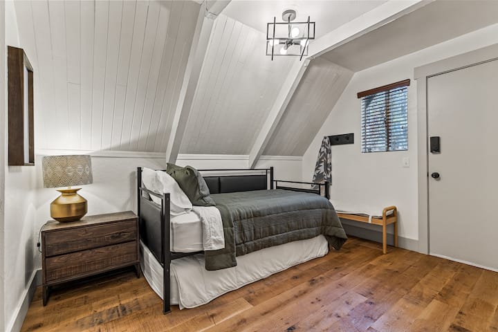 La habitación de entrada trasera incluye una cama nido con un colchón extraíble debajo, un  armario lleno de juegos de mesa y juegos al aire libre, y sábanas y almohadas adicionales.