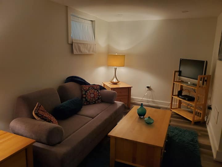 Това е спалнята, която служи и като собствена бърлога, както е показано на снимката.  Диванът се превръща в единично легло, така че можете да превърнете леглото си в диван по всяко време!  Тази стая  е прохладна през лятото и топла през зимата.   