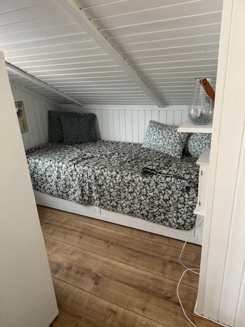 Კანაპი, ორადგილიანი საწოლი, რომელიც დაკავშირებულია მისაღებ ოთახთან 