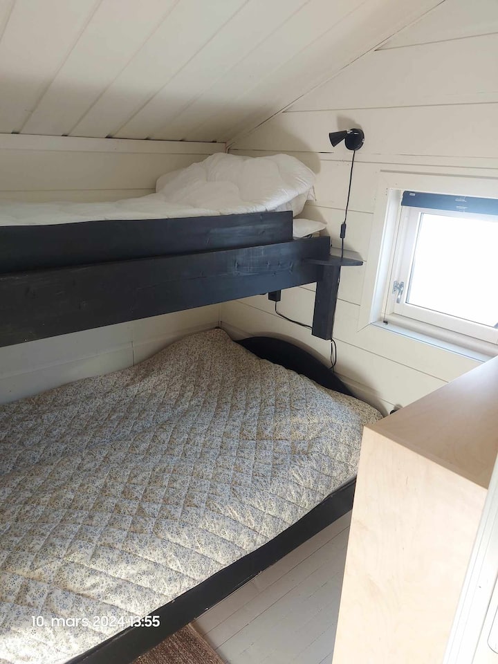 La cama mide 120 cm.