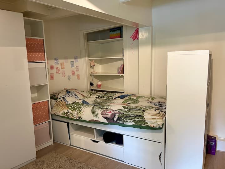Kjo dhomë gjumi është në pjesën e pasme të bodrumit. Kjo dhomë gjumi mund të arrihet brenda ose përmes kopshtit. Dhoma e gjumit ka banjën e vet (banjën 2) me tualet dhe dush. Mund të vendosim një krevat shtesë në këtë dhomë.