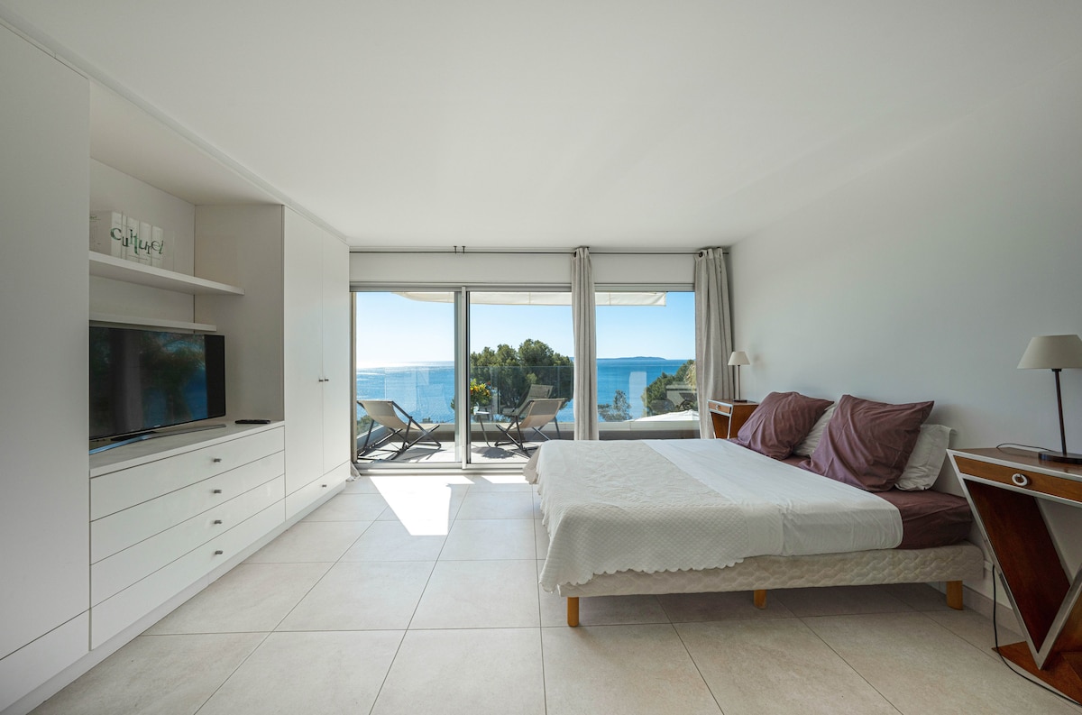 広いテラスとスマートテレビを備えたプレミアスイート 