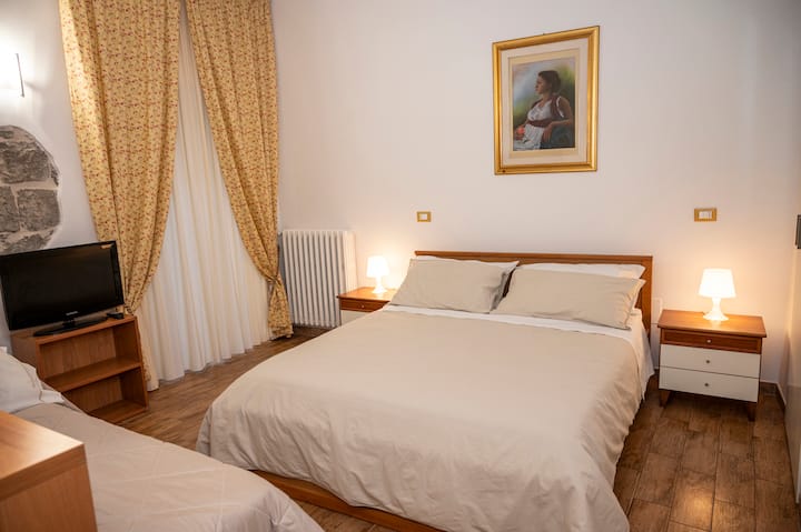      Svetlá a pohodlná izba. V tejto miestnosti sa môžete predstaviť s maximálne 2 ďalšími osobami. K dispozícii pre 2 osoby a maximálne pre 3 osoby. 