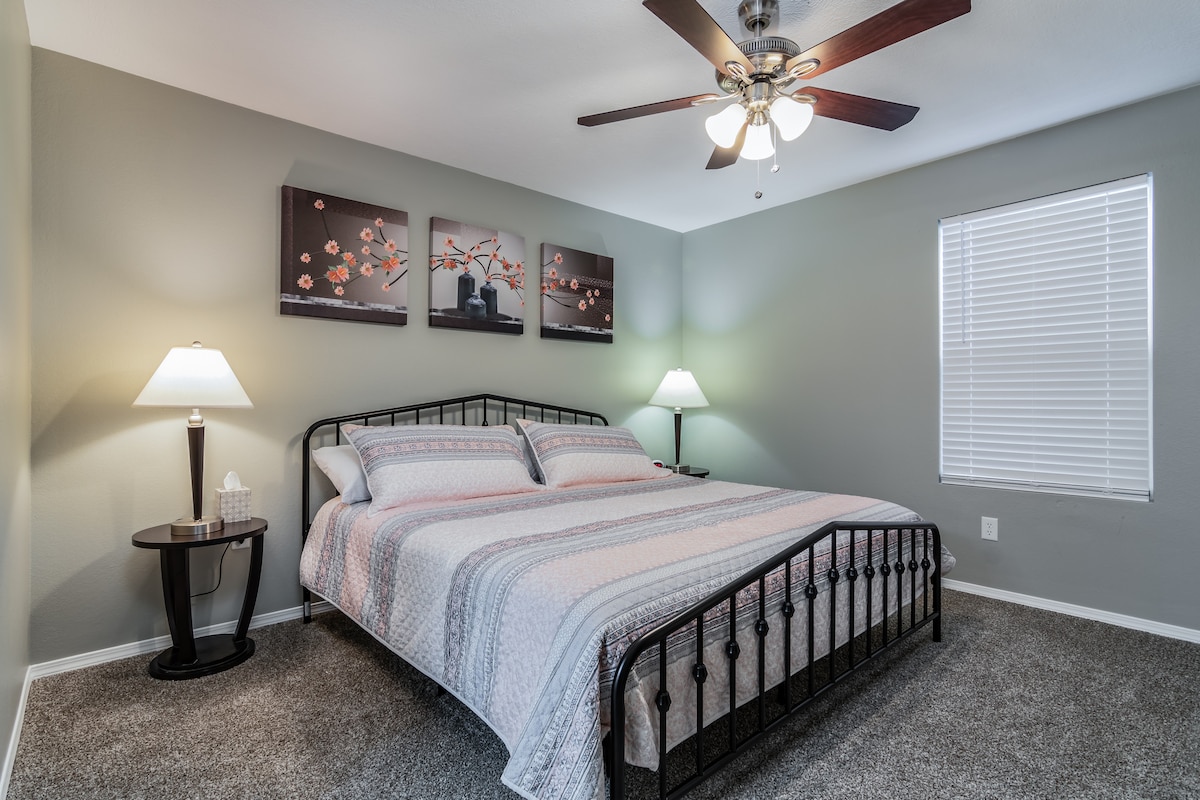 Основна спалня с двойно легло king size, която има самостоятелна баня.