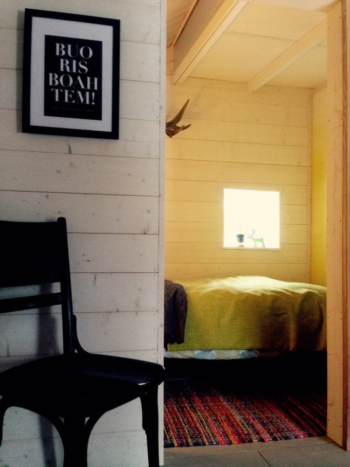 Პატარა საძინებელი ერთადგილიანი საწოლით (105 სმ).
Გასახსნელი ფანჯარა. უშაქრო გორგოლაჭებიანი ჟალუზი ფანჯრის წინ. 
Მოცურების კარი.