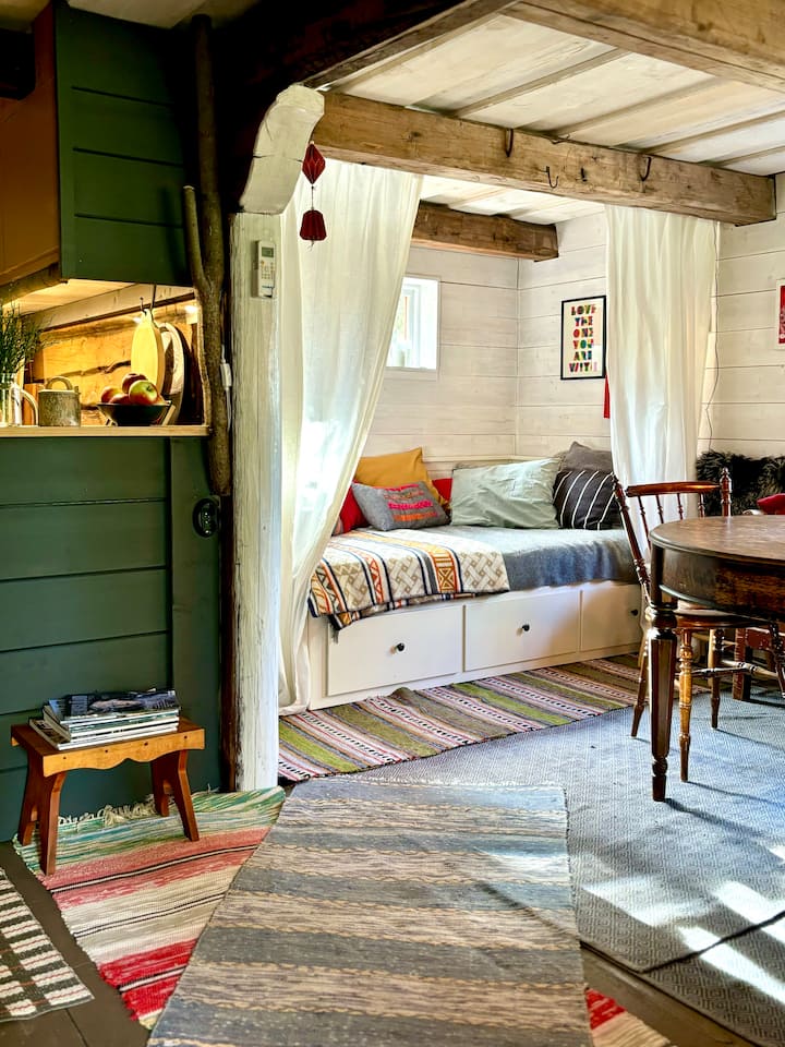 Მყუდრო კუთხე მისაღებ ოთახში, ბალიშებითა და საბნებით. 
Ერთდღიანი საწოლი  ან შეიძლება გამოყენებულ იქნას დამატებითი საწოლის სახით. კონფიდენციალურობა - ჩამოწიეთ ფარდები.