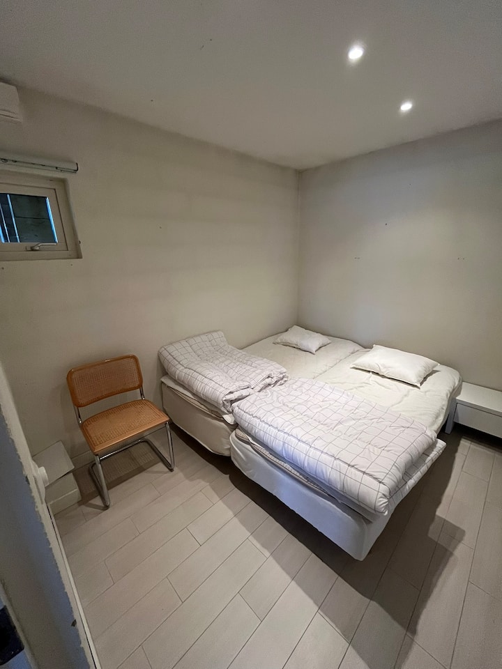 Uno de los dormitorios en el piso inferior con 2 camas individuales de 90 cm cada una que se puede juntar o separar.