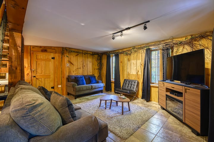 Grenville Gem: Luxury Chalet,pool & Jacuzzi Oasis - Hawkesbury