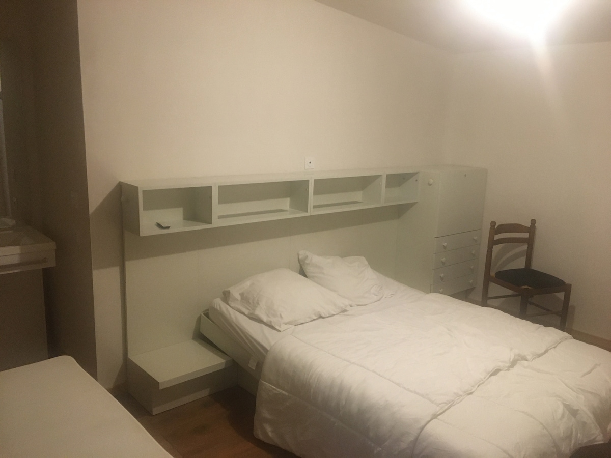 Grande Chambre rez chaussée - lit 140x190 relevable ; lavabo mobilité réduite...
Fenêtre volet roulant électrique Est (lever de soleil)