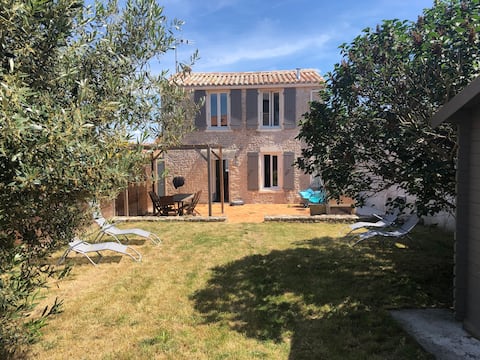 Garden cottage near La Rochelle