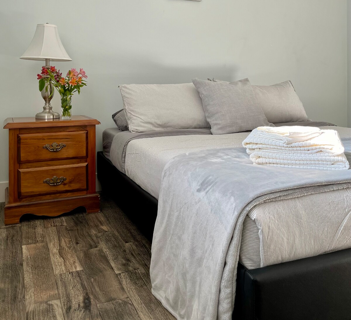 El segundo dormitorio emana calidez con tonos suaves, ropa de cama acogedora y amplia luz natural. Ofrece un santuario tranquilo para descansar y relajarse, para garantizar la comodidad y la serenidad.