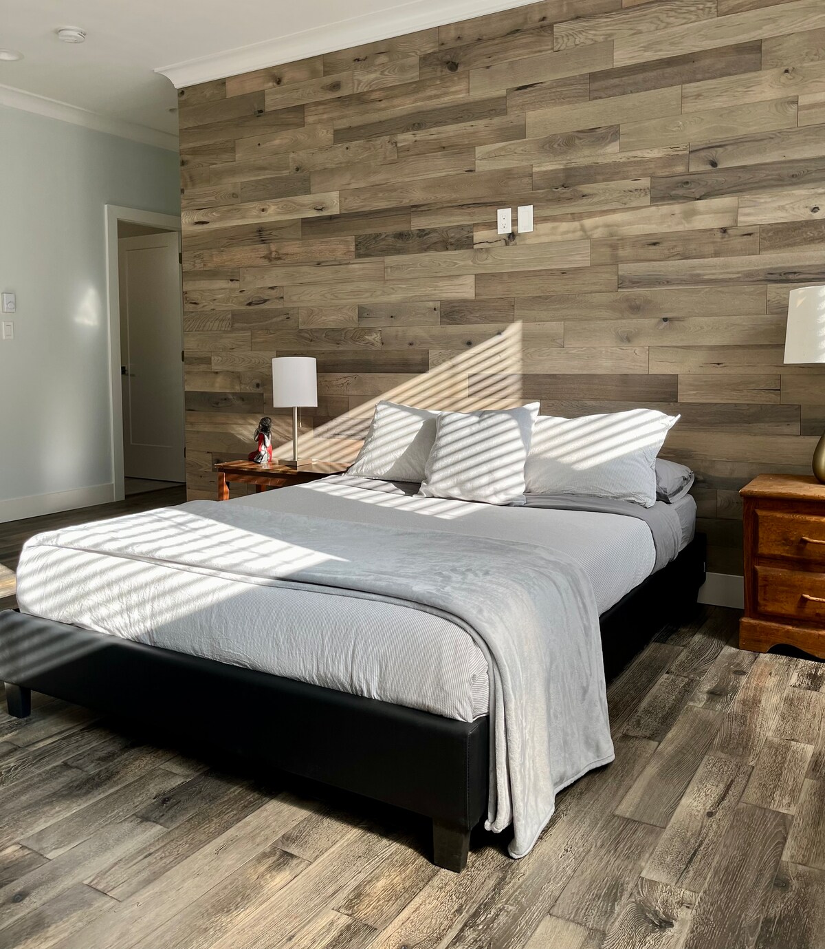 Este dormitorio principal tiene abundante luz natural, un baño privado con vestidor y ropa de cama acogedora, creando un refugio sereno para la relajación y el rejuvenecimiento con la máxima comodidad.