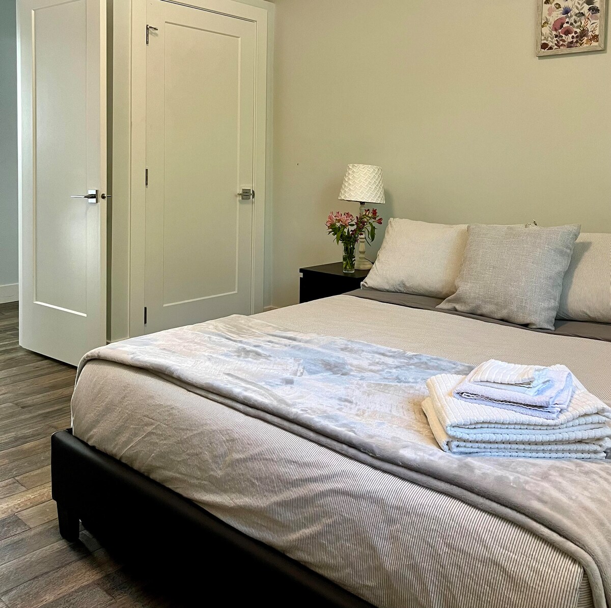 El tercer dormitorio refleja el ambiente dulce y acogedor de los demás, con abundante luz natural y una decoración acogedora. Ofrece un espacio tranquilo para relajarse, lo que garantiza una estancia cómoda y tranquila para los huéspedes.