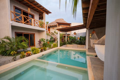 Tropical Oasis, Jacuzzi, Pool, A/C, Casa Mochila