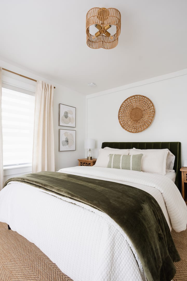 ห้องนอนอบอุ่นและเป็นกันเองมีฟูกนอนใหม่และเครื่องนอนหรูหราเพื่อการนอนหลับพักผ่อน ห้องพักแต่ละห้องมีที่ชาร์จโทรศัพท์และชั้นวางกระเป๋าอย่างพิถีพิถันเพื่อความสะดวกสบายของคุณ