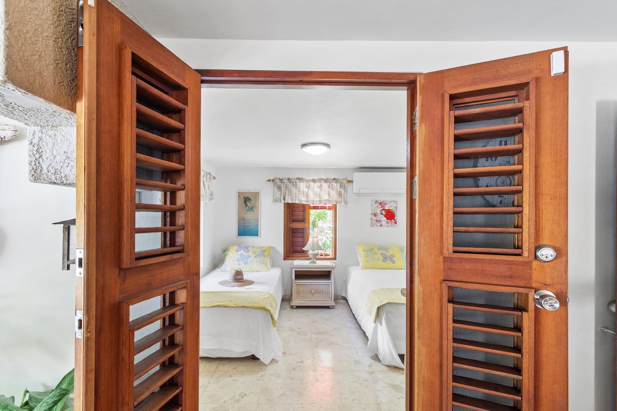 สัมผัสความสะดวกสบายและความสงบในห้องพักที่อบอุ่นของเรามีเตียงเดี่ยว 2 เตียงและวิวที่สวยงามจากหน้าต่าง