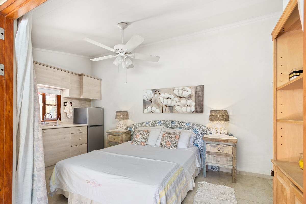 หลบไปหาความหรูหราในห้องนอน 1 สัมผัสความสะดวกสบายและมีสไตล์ในที่พักที่ได้รับการตกแต่งอย่างหรูหราซึ่งออกแบบมาเพื่อการพักผ่อนและฟื้นฟู